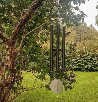 Vindspel M från Multi Agentur i ett frodigt träd i trädgården