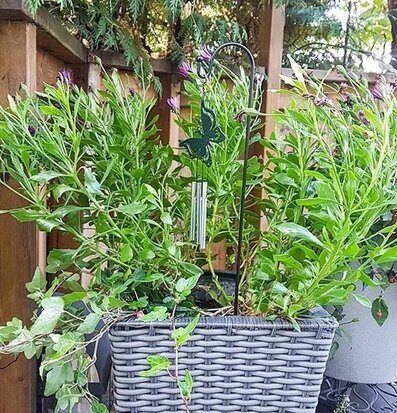 Blomstick Fjäril Vindspel från Multi Agentur i grön kruka