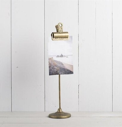 Hållare Med Klämma från Multi Agentur mot vit träpanel