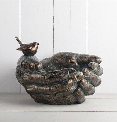 Fågelbad Händer från Multi Agentur i antik bronsfinish