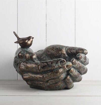 Fågelbad Händer från Multi Agentur i antik bronsfinish