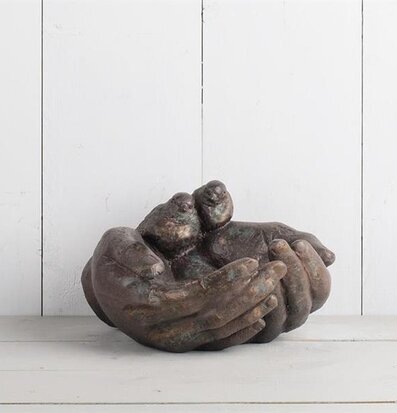 Fågelbad Händer från Multi Agentur på vitmålad träyta