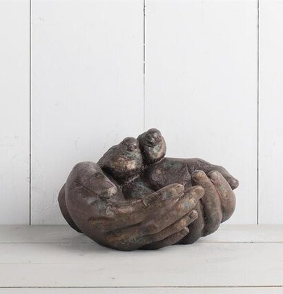 Fågelbad Händer från Multi Agentur på vitmålad träyta