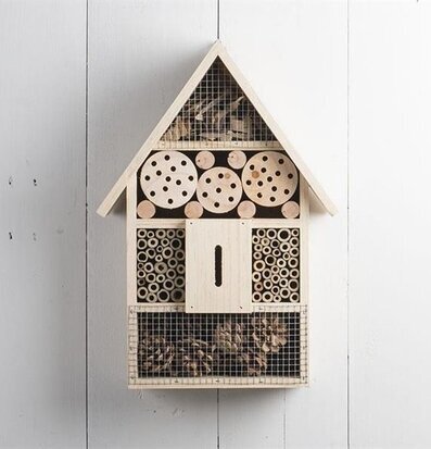 Insektshotell från Multi Agentur i naturligt trämaterial