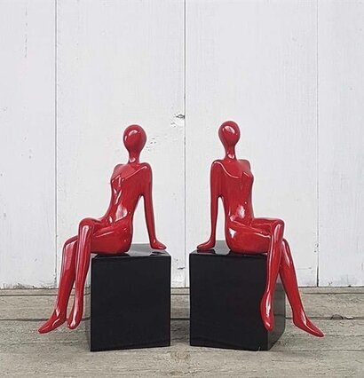 Woman In Red från Multi Agentur: eleganta röda skulpturer