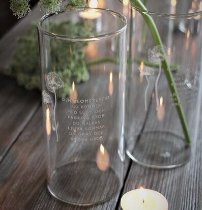 Bild av stilren ljuslykta med somrig och poetisk känsla