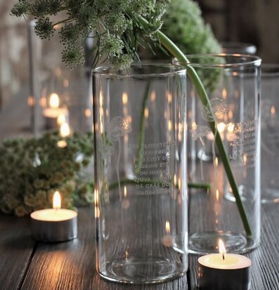 Bild av harmonisk scen med ljuslyktor och växter