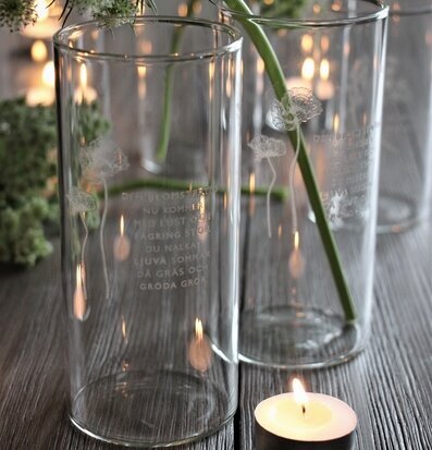 Bild av rofylld ljuslykta med blommotiv och värmeljus