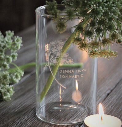 Bild av elegant ljuslykta med sommarkänsla och värme