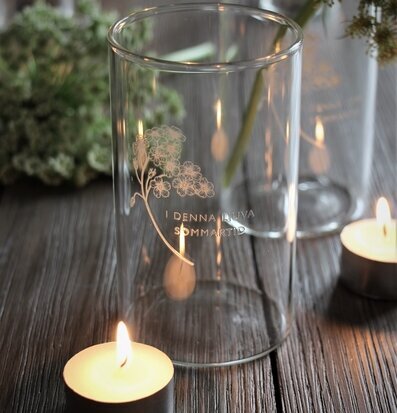 Bild av stämningsfull sommarkväll med ljuslykta