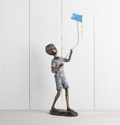 Figurin - Pojke Med Drake från Multi Agentur, detaljerad skulptur