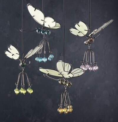 Fjäril Hängande från Multi Agentur med glaskulor och metall