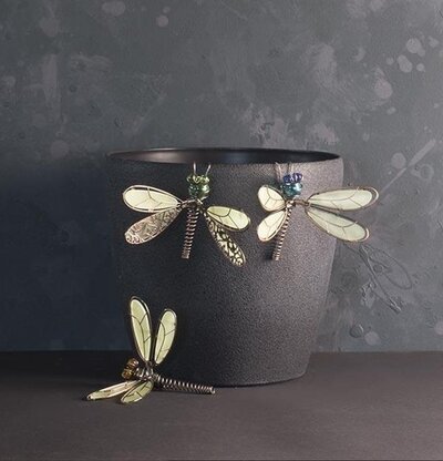 Trollslända Hängande från Multi Agentur på mörkgrå kruka