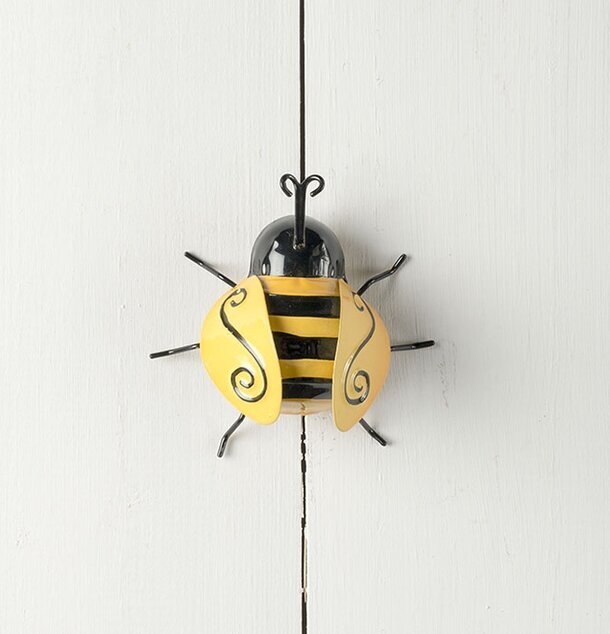 Bi Trädgård från Multi Agentur monterad på träfärgad yta