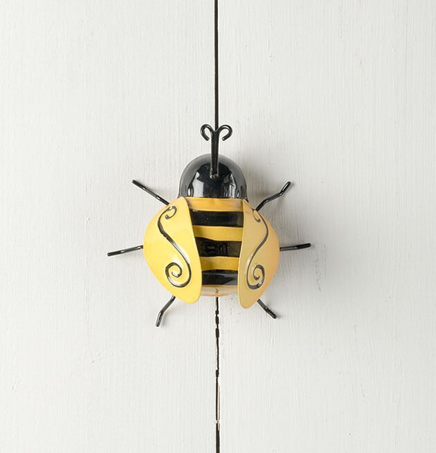 Bi Trädgård från Multi Agentur monterad på träfärgad yta