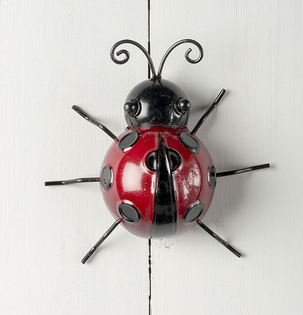 Nyckelpiga Trädgård från Multi Agentur på vit trävägg