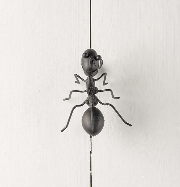 Väggdekoration Myra Svart från Multi Agentur på vit vägg