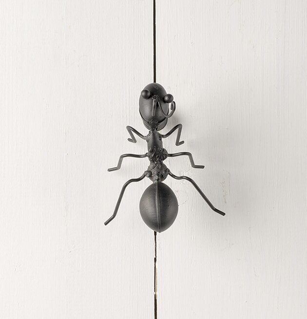 Väggdekoration Myra Svart från Multi Agentur på vit vägg