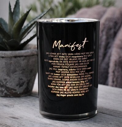 Bild av stilren ljuslykta med inspirerande budskap