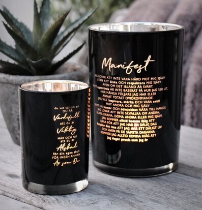 Bild av eleganta ljuslyktor med reflekterande insida