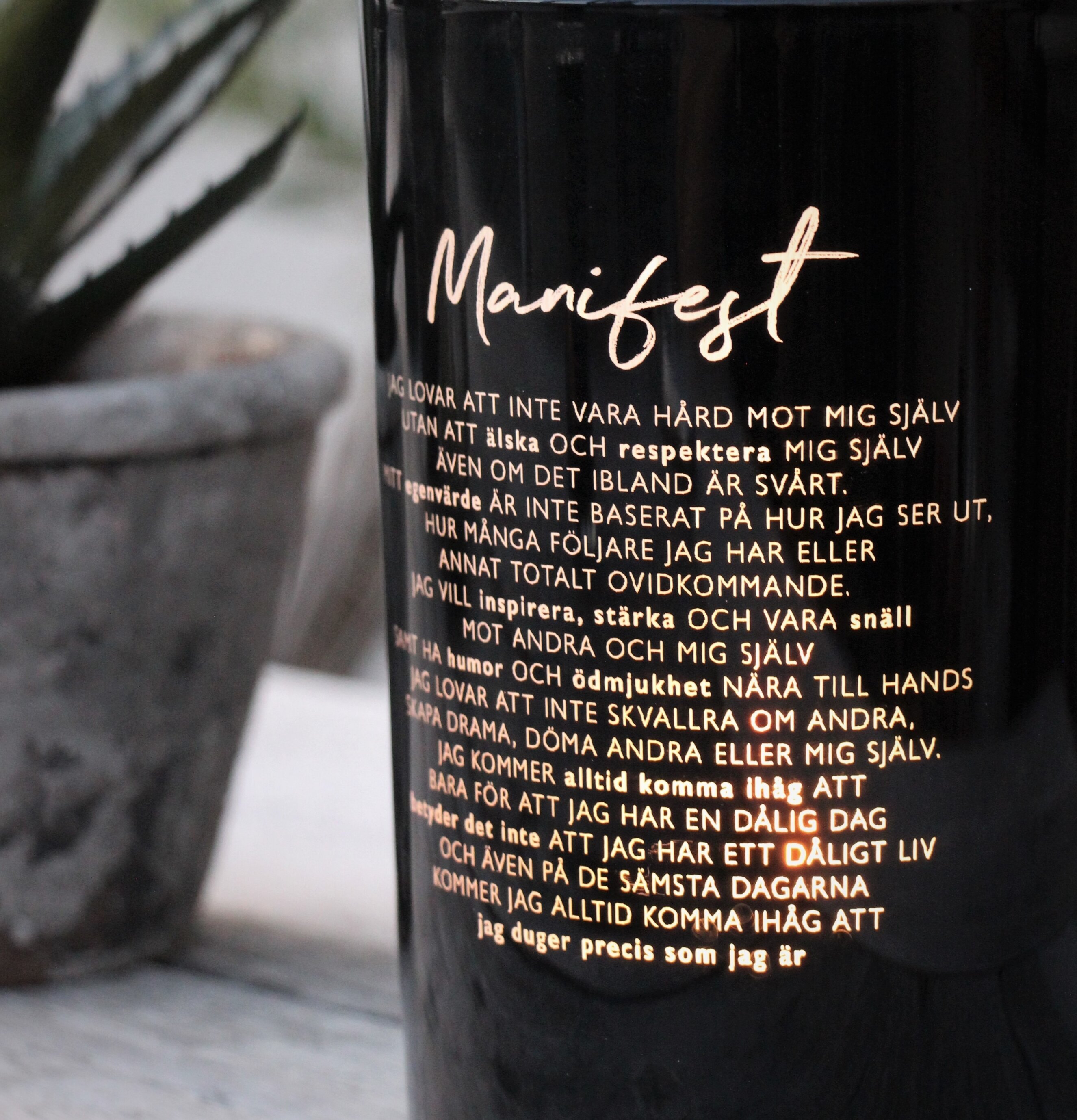 Bild av stilfull ljuslykta med inspirerande text