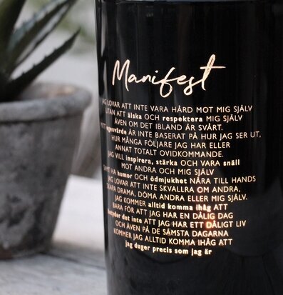 Bild av stilfull ljuslykta med inspirerande text