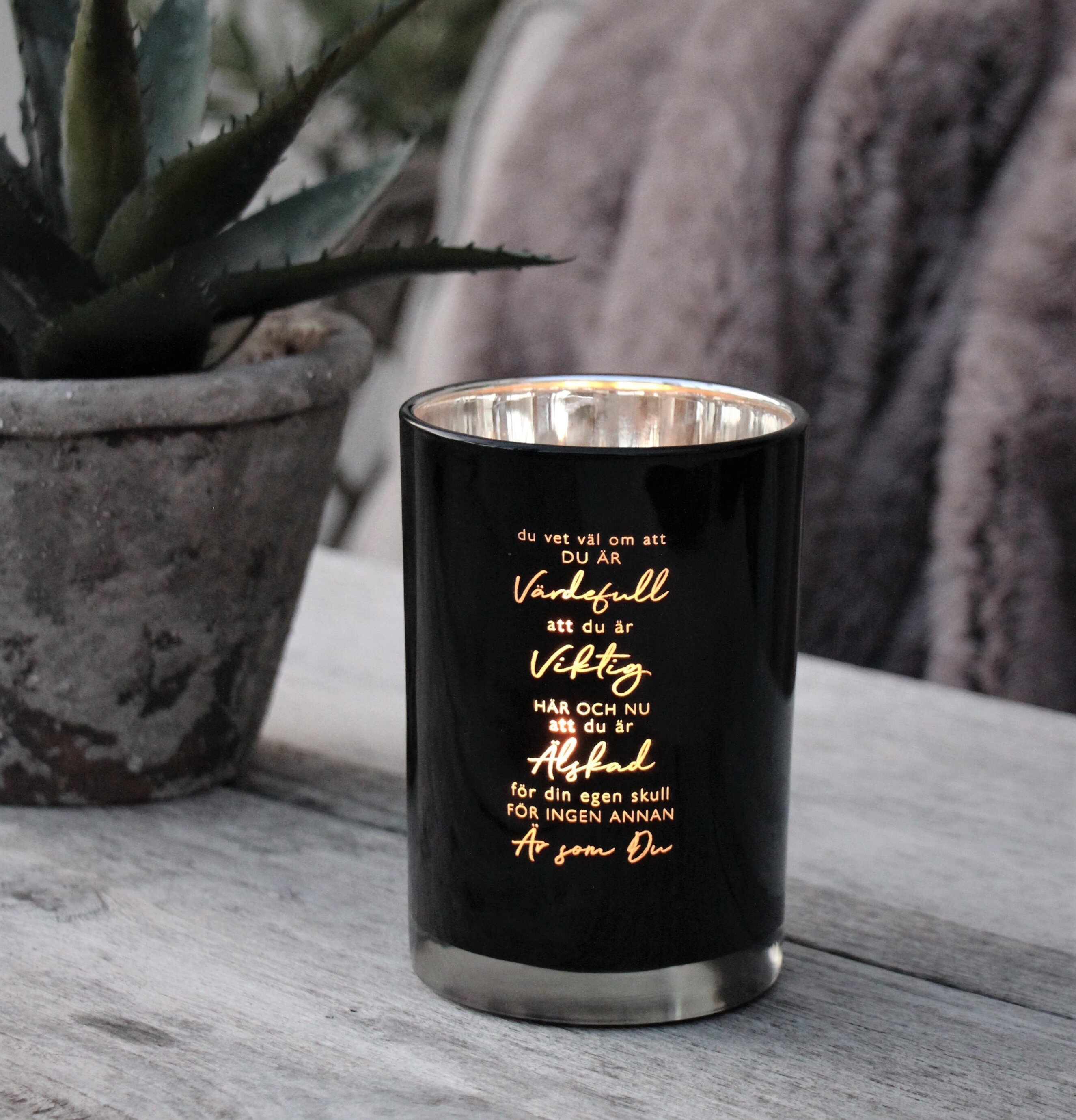 Bild av stilfull ljuslykta i harmonisk inredning