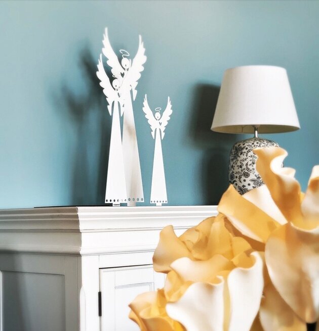 #ÄlskaPlåt Ängel Hope Mellan från Älskaplåt på vit byrå