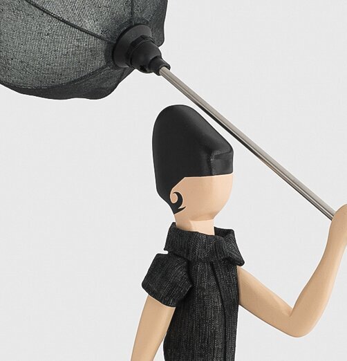 Bordslampa Bianca från Skitso med figur i svart klänning