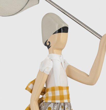 Bordslampa Margarita från Skitso med kvinnlig silhuett