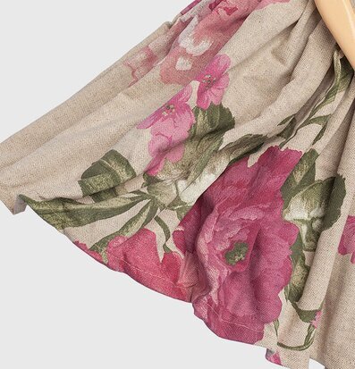 Bordslampa Ortanse från Skitso med blommigt mönster