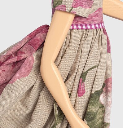 Bordslampa Ortanse från Skitso med blommig klänning