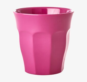 Bild av cerise mugg i melamin med stil och funktion