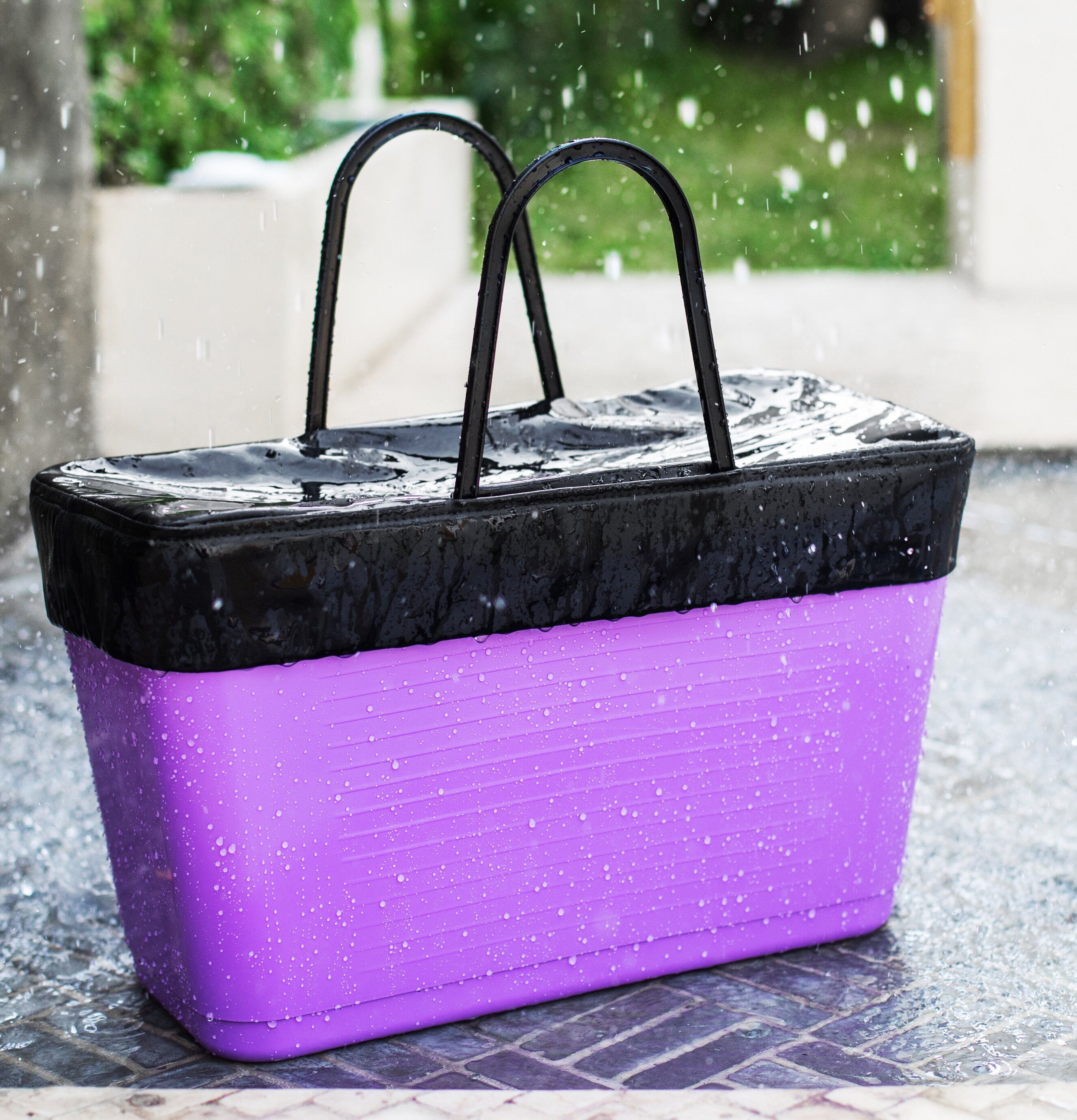 Överdrag Väska Hinza Liten från Hinza i regnig trädgård