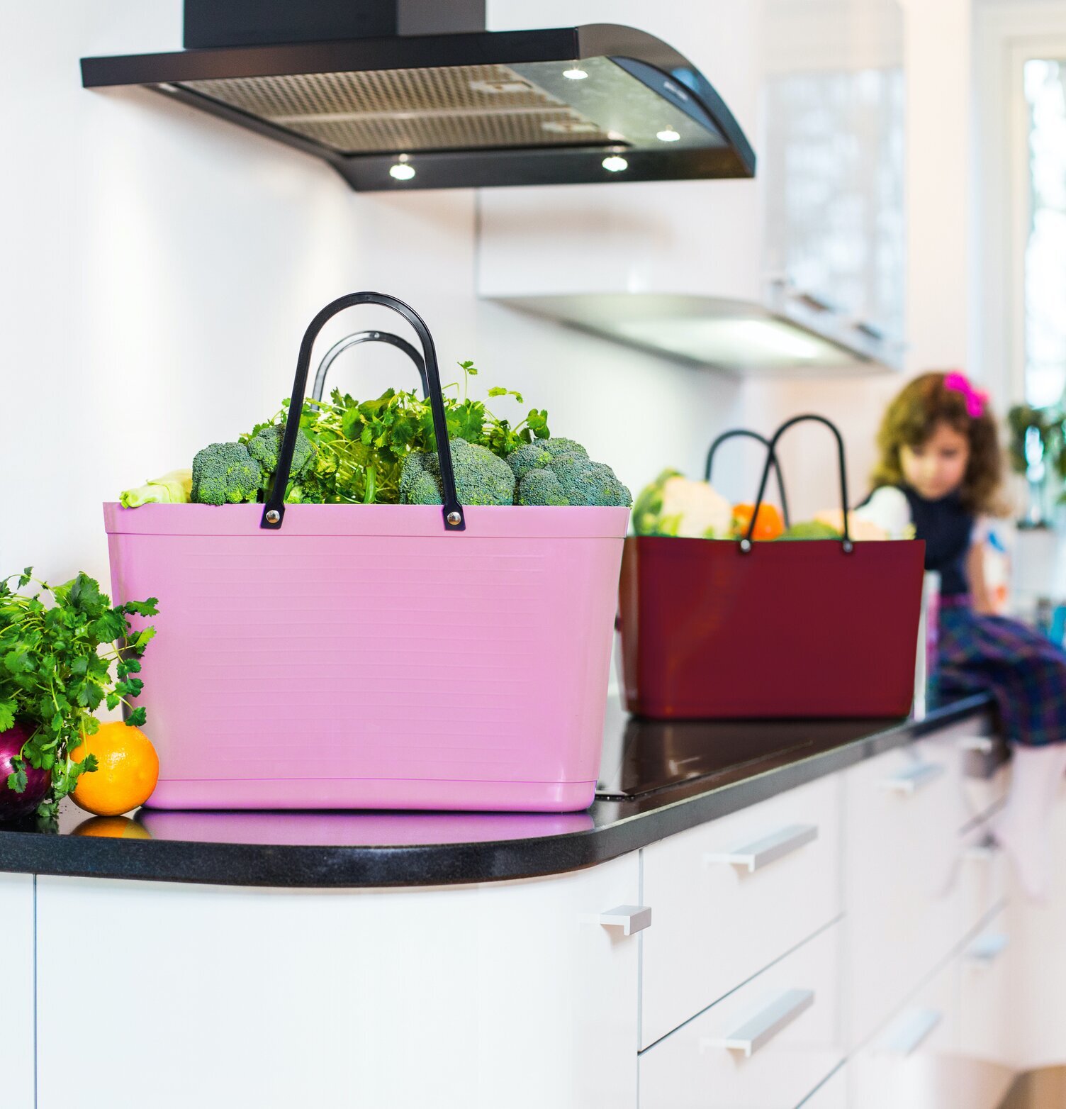 Väska Hinza Rosa - Green Plastic från Hinza på köksbänk