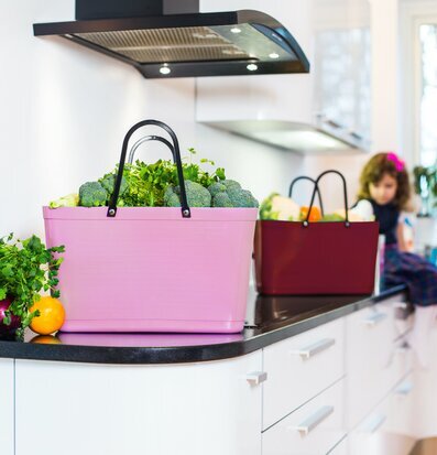 Väska Hinza Rosa - Green Plastic från Hinza på köksbänk