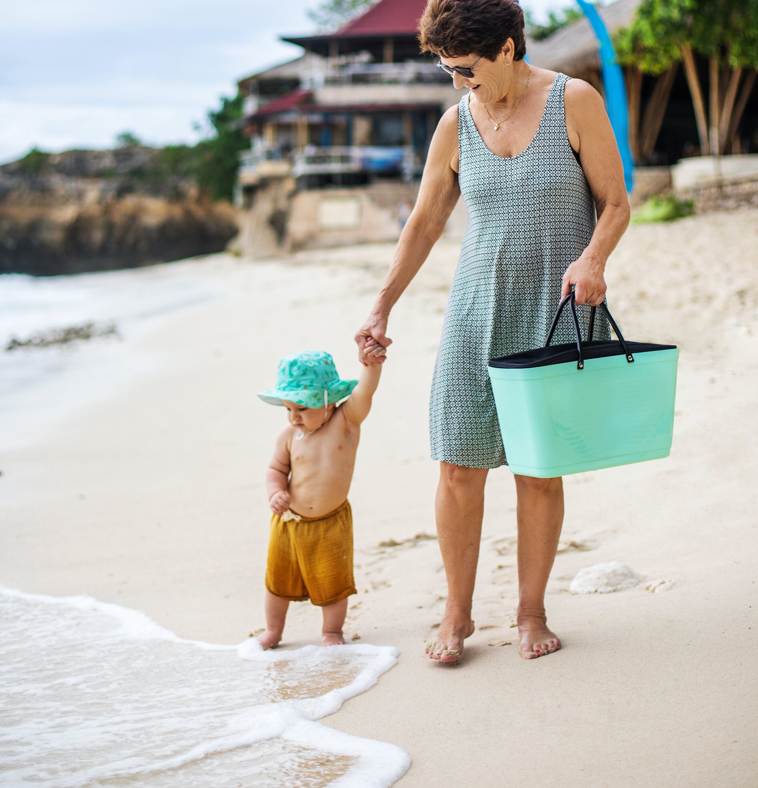 Väska Hinza Mint från Hinza buren på en strandpromenad