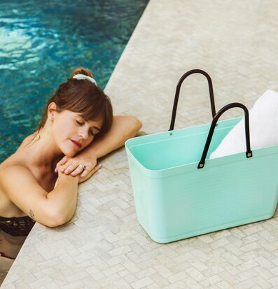 Väska Hinza Mint från Hinza vid poolkant med handduk