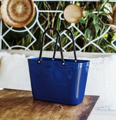 Väska Liten Hinza Blå från Hinza på träbord med växter