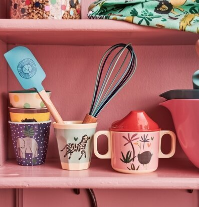 Foto av pastellrosa hylla med lekfulla kökstillbehör