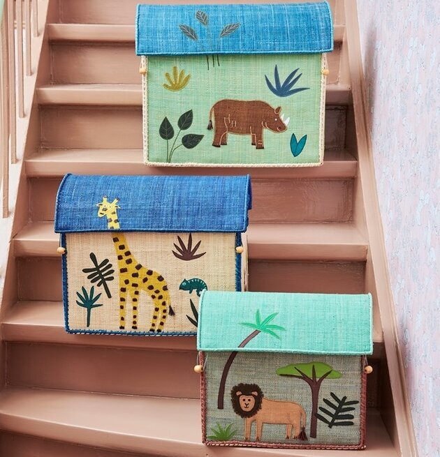 Tre förvaringskorgar Jungle Theme från Rice på en trappa