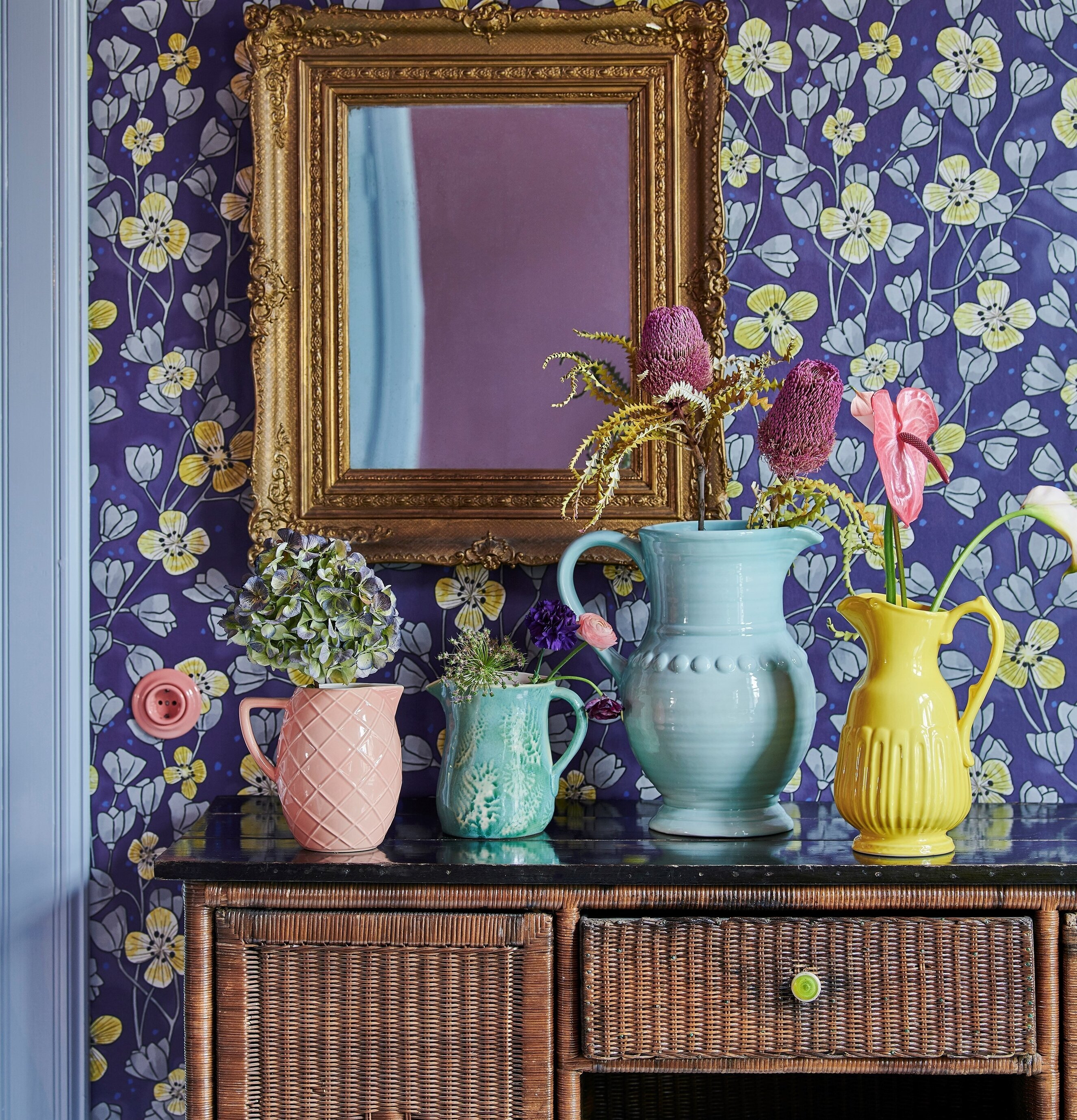 Kanna/Vas Ice Blue från Rice på svart skänk med rottingmönster