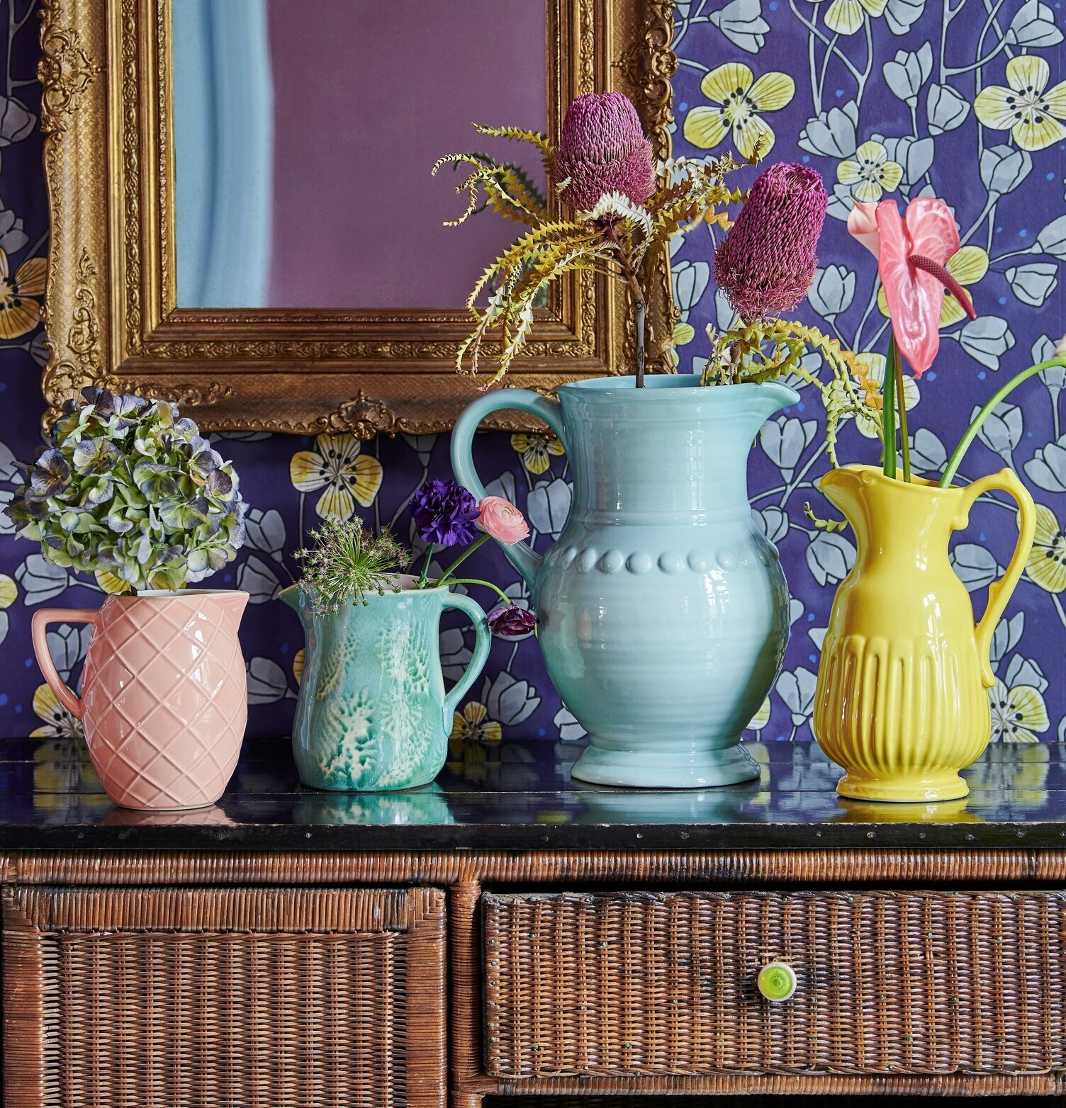 Kanna/Vas Ice Blue från Rice på marmorerad bordsskiva