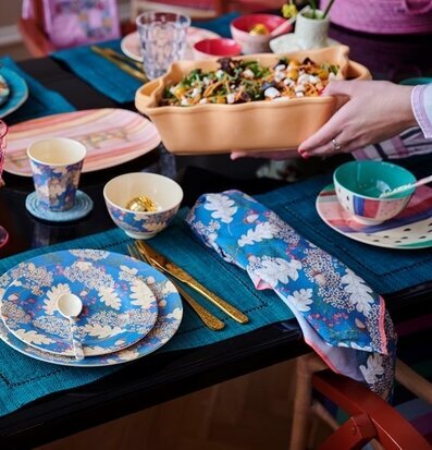 Ugnsform Large Aprikos från Rice på ett färgglatt dukat bord