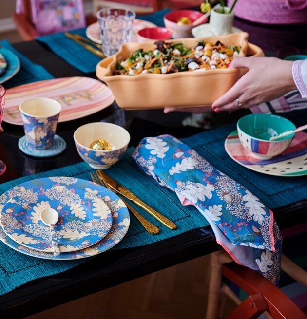 Ugnsform Large Aprikos från Rice på ett färgglatt dukat bord
