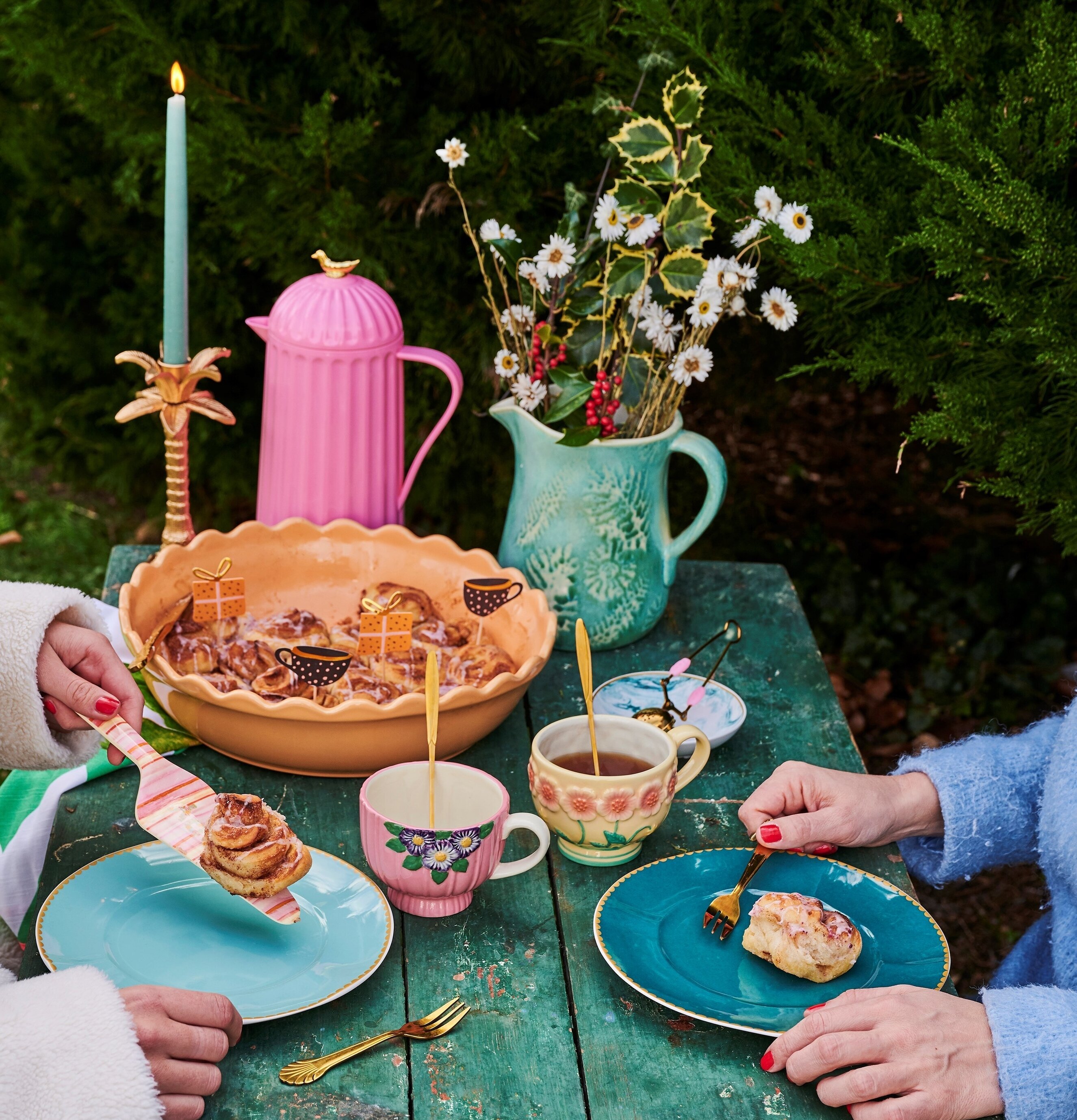 Pajform Large Aprikos från Rice i en färgglad utomhusmiljö