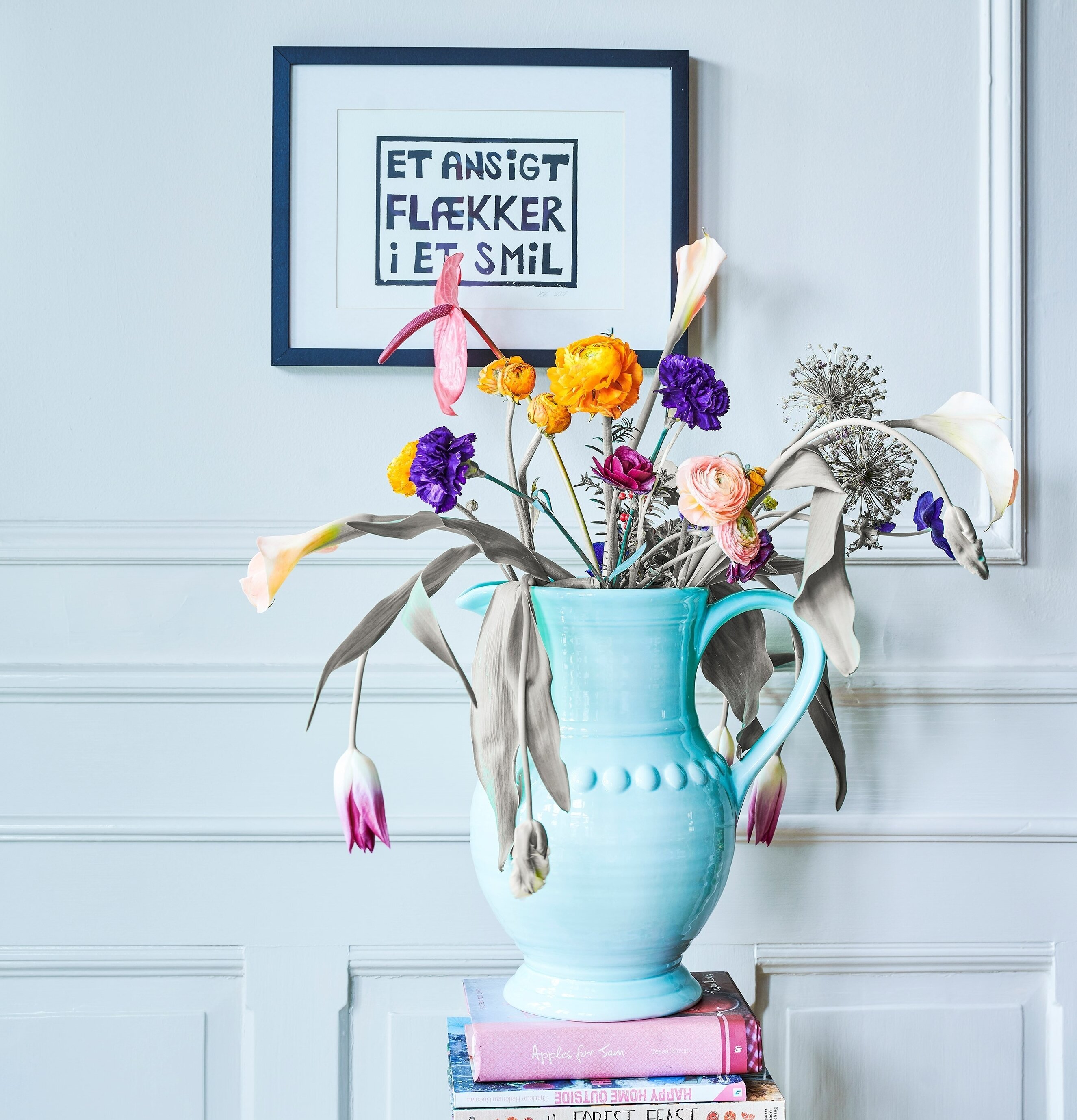 Kanna/Vas Ice Blue från Rice fylld med färgglada blommor