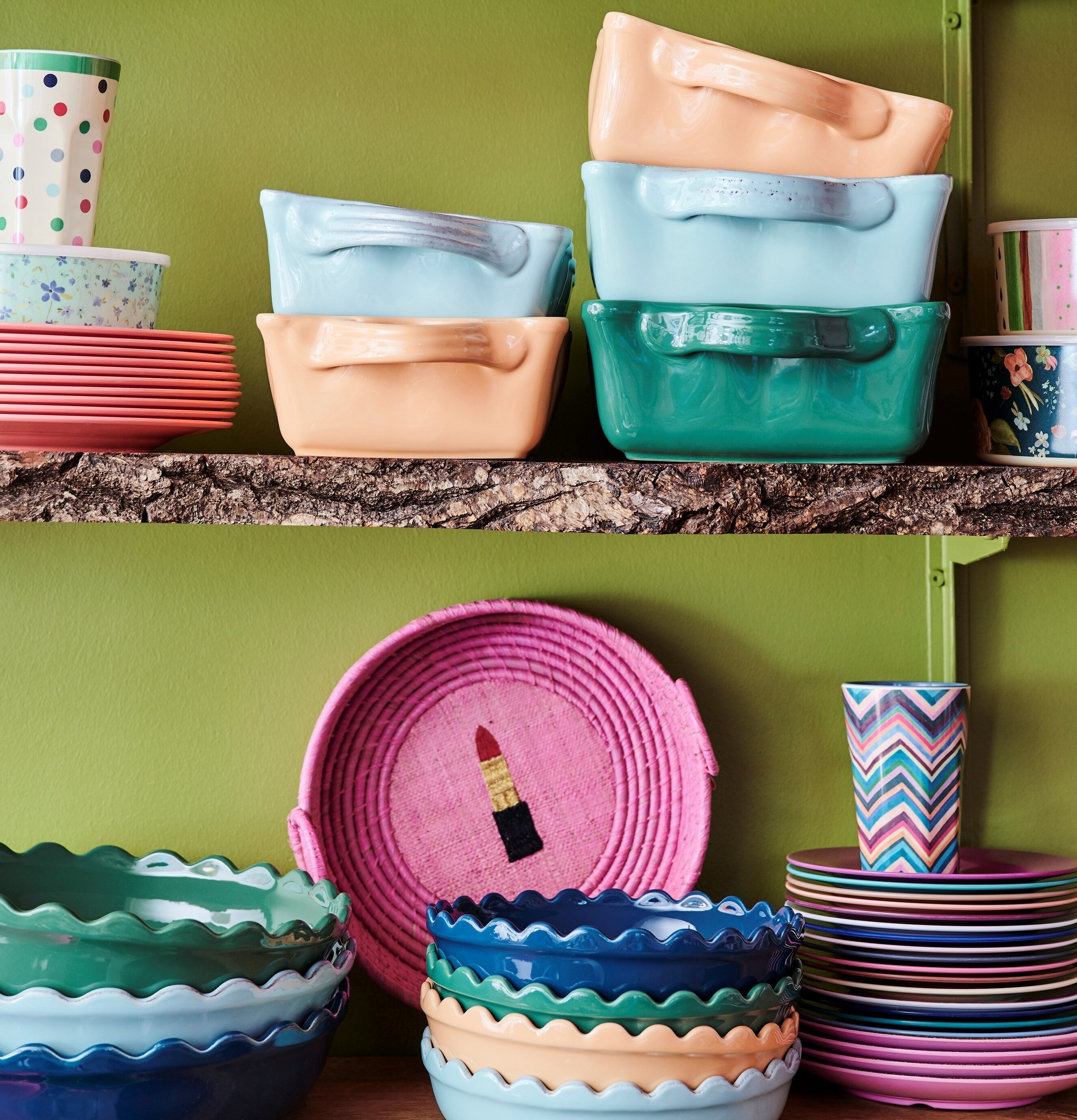 Ugnsform Large Aprikos från Rice på färgglada trähyllor