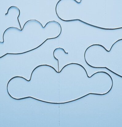 Klädgalgar Cloud Gold från Rice mot en blå bakgrund