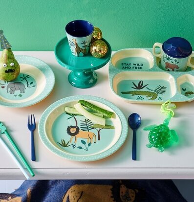 Tallrik Blue Jungle Animals Print från Rice på vit bordsyta